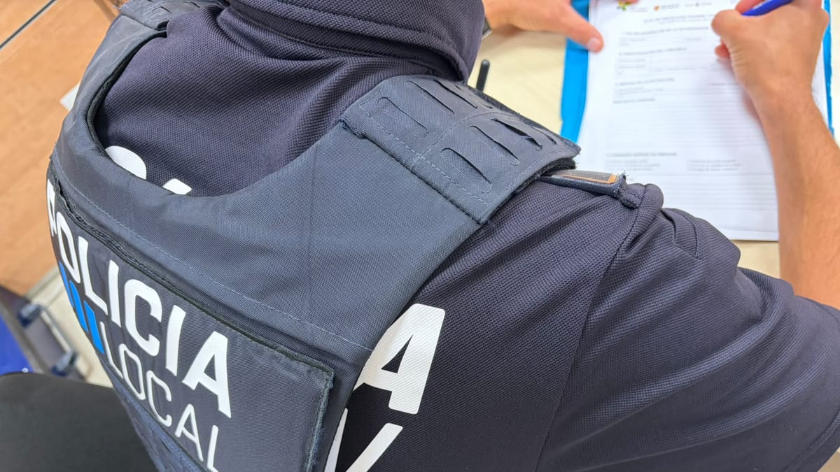 Agentes de la Policía Local de Eivissa en control de seguridad turística