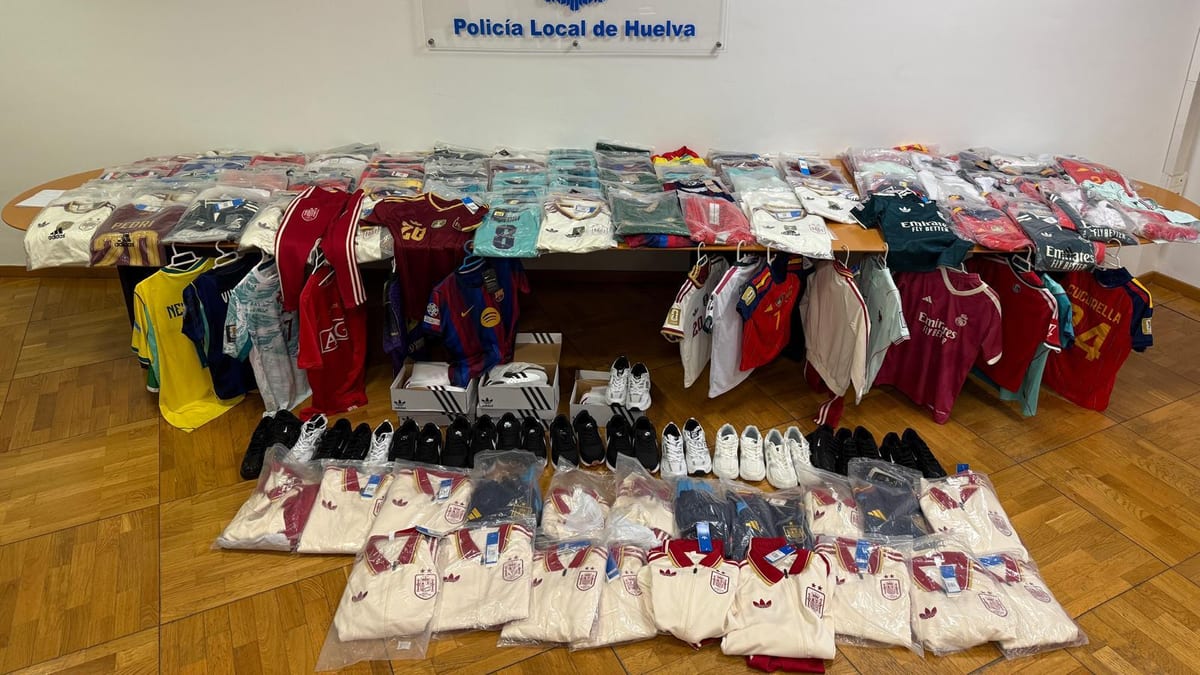 Operativo de la Policía Local de Huelva contra venta ambulante ilegal de prendas deportivas en el Mercadillo Municipal