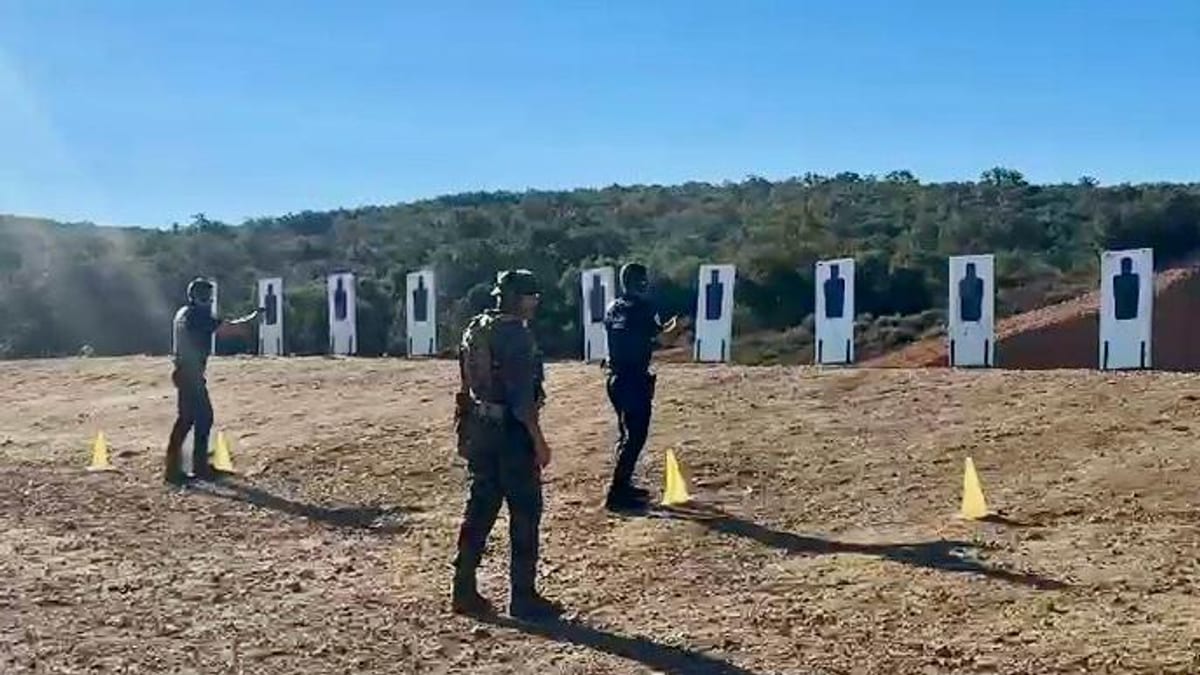 Agentes de la Policía Local practicando tiro en campo abierto con blancos de entrenamiento