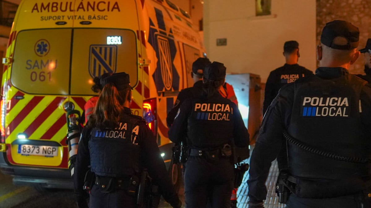 Policía Local de Eivissa y ambulancia 061 en operación de rescate de madrugada
