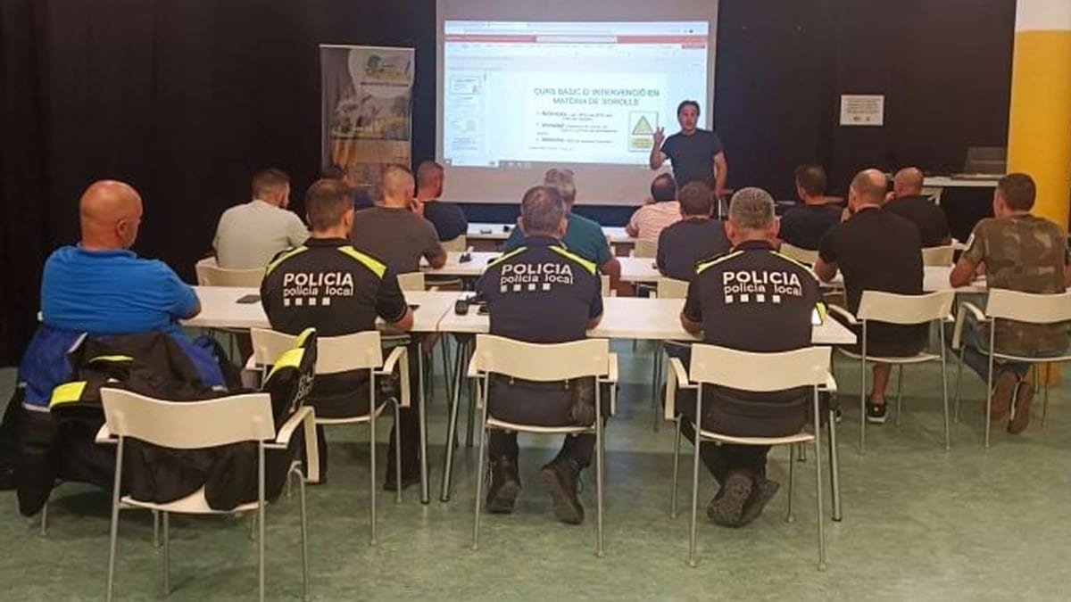 Policías locales participando en una sesión de formación específica organizada por la Diputación de Barcelona