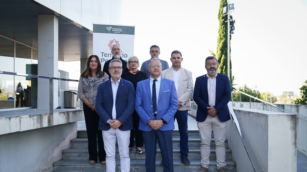 Cartel del plan de desarrollo turístico del Poniente granadino con logo de la Diputación de Granada