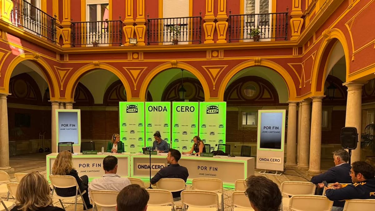 Jaime Cantizano en el estudio móvil de Onda Cero en el Patio del Ayuntamiento de Huelva durante la emisión de Por fin