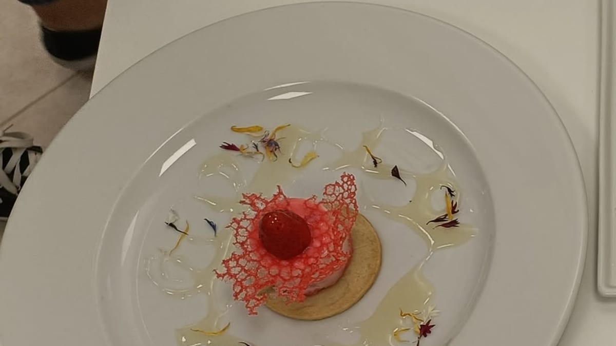 Creaciones de repostería de vanguardia realizadas por el alumnado del curso del CIFE de Fuenlabrada en la Gastroescuela Labrada