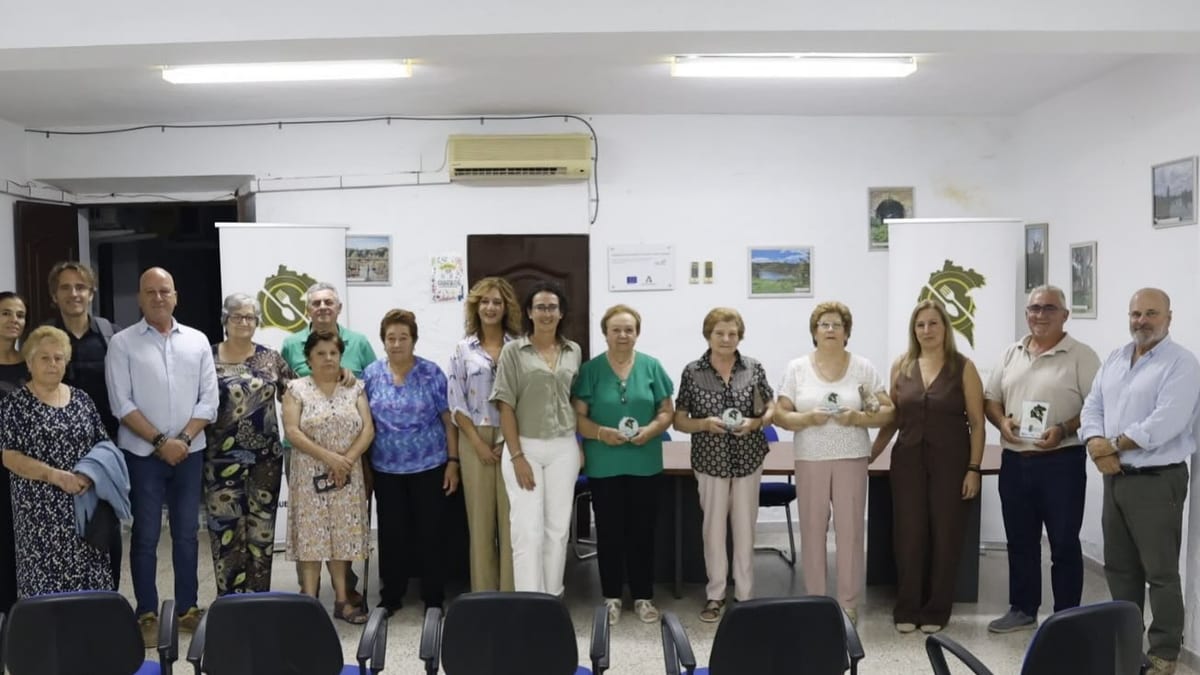 Acto de entrega de distinciones de la Carta Gastronómica en Villanueva de las Cruces con presencia de autoridades y participantes