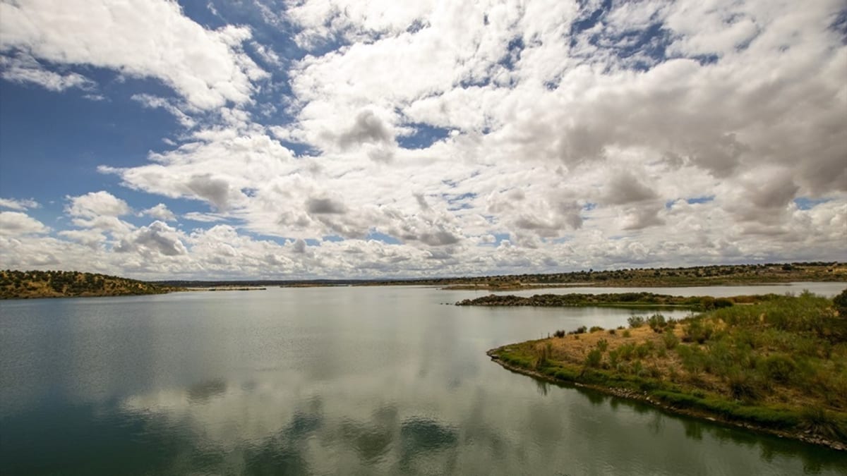 Embalse en Andalucía con agua, representando el estado actual de las reservas hídricas de la región