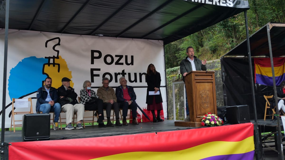 El consejero Ovidio Zapico en el Pozu Fortuna, enclave histórico de Mieres, Asturias