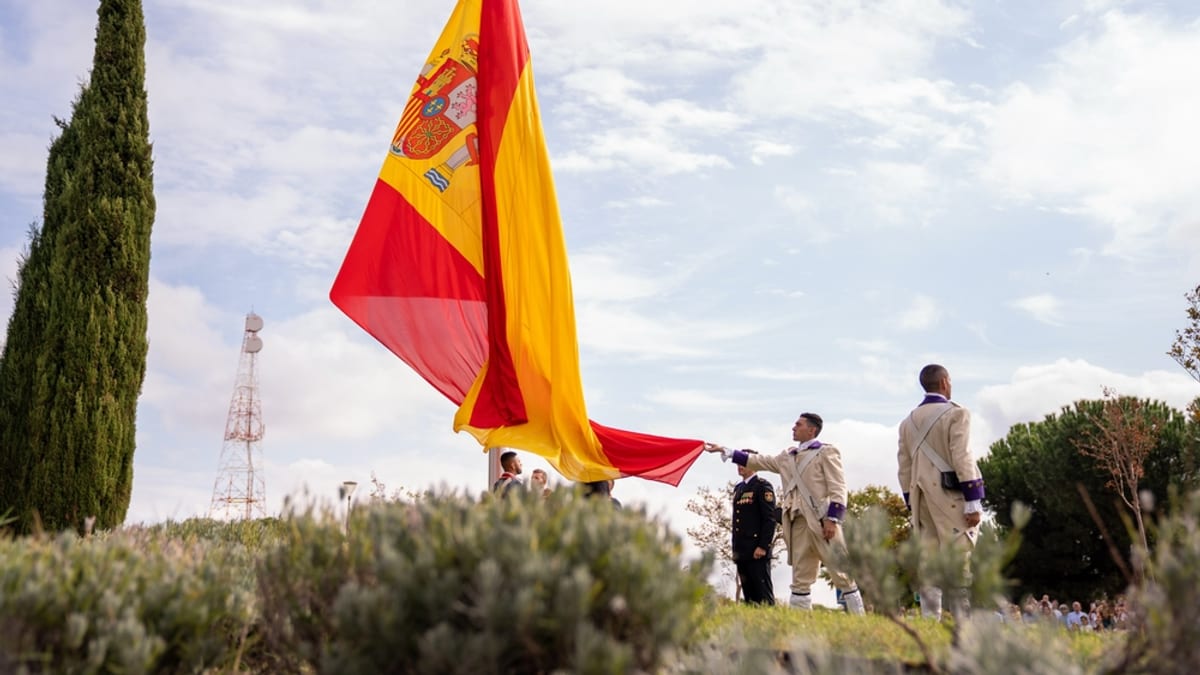Acto de conmemoración de la Bandera de España en Pozuelo con participación ciudadana masiva