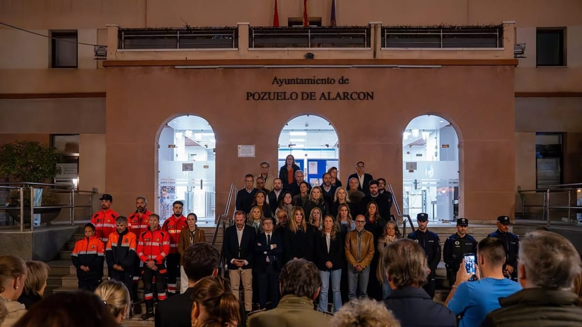 Ciudadanos de Pozuelo de Alarcón guardando un minuto de silencio frente al Ayuntamiento en homenaje a las víctimas de la tragedia ferroviaria