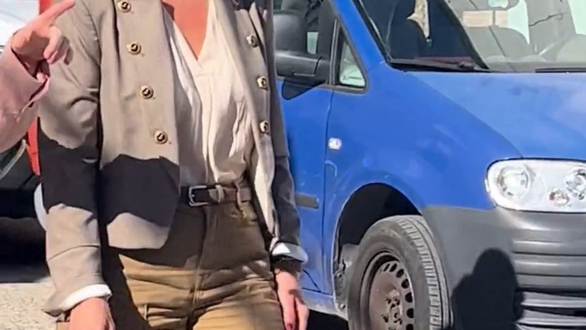 Acto de inauguración de la X Feria de la Apicultura de la Sierra de Cádiz en Prado del Rey con la presidenta de la Diputación Almudena Martínez del Junco