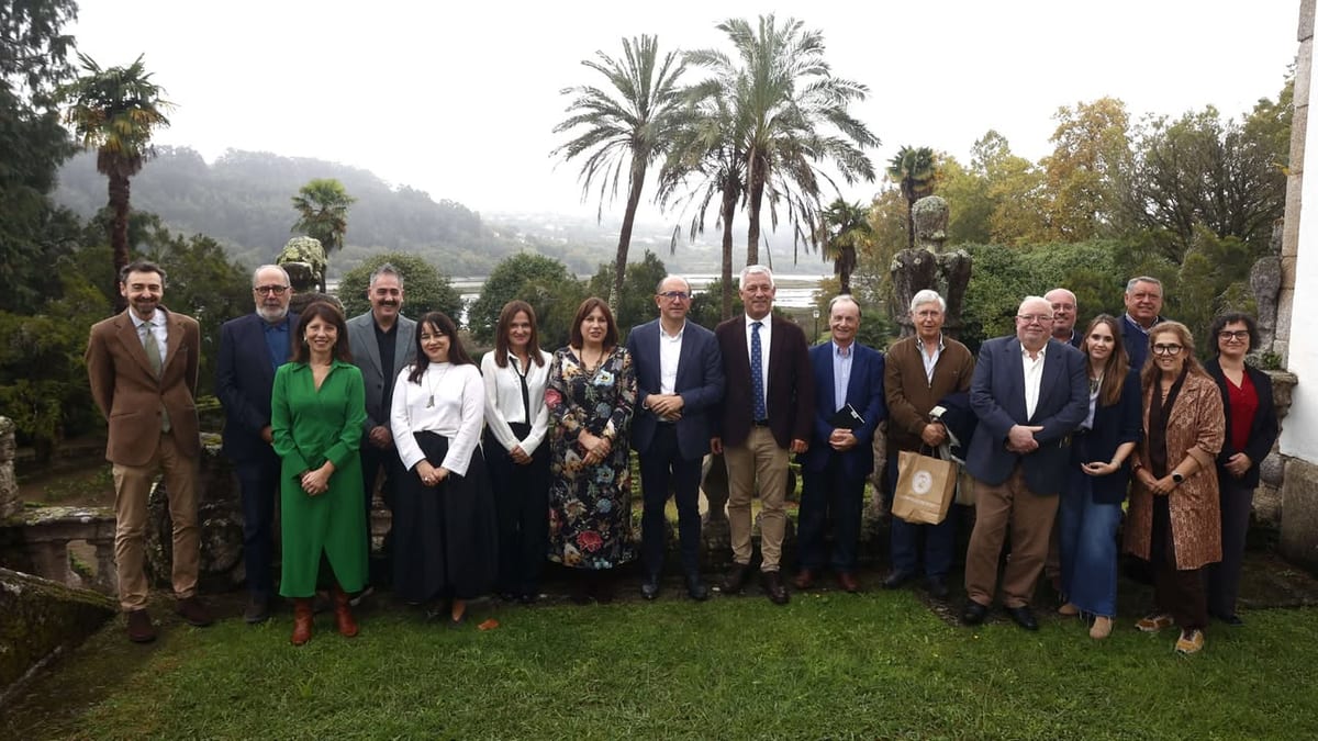 Grupo de persoas posando no Pazo de Mariñán durante a presentación do premio Otero Pedrayo 2026