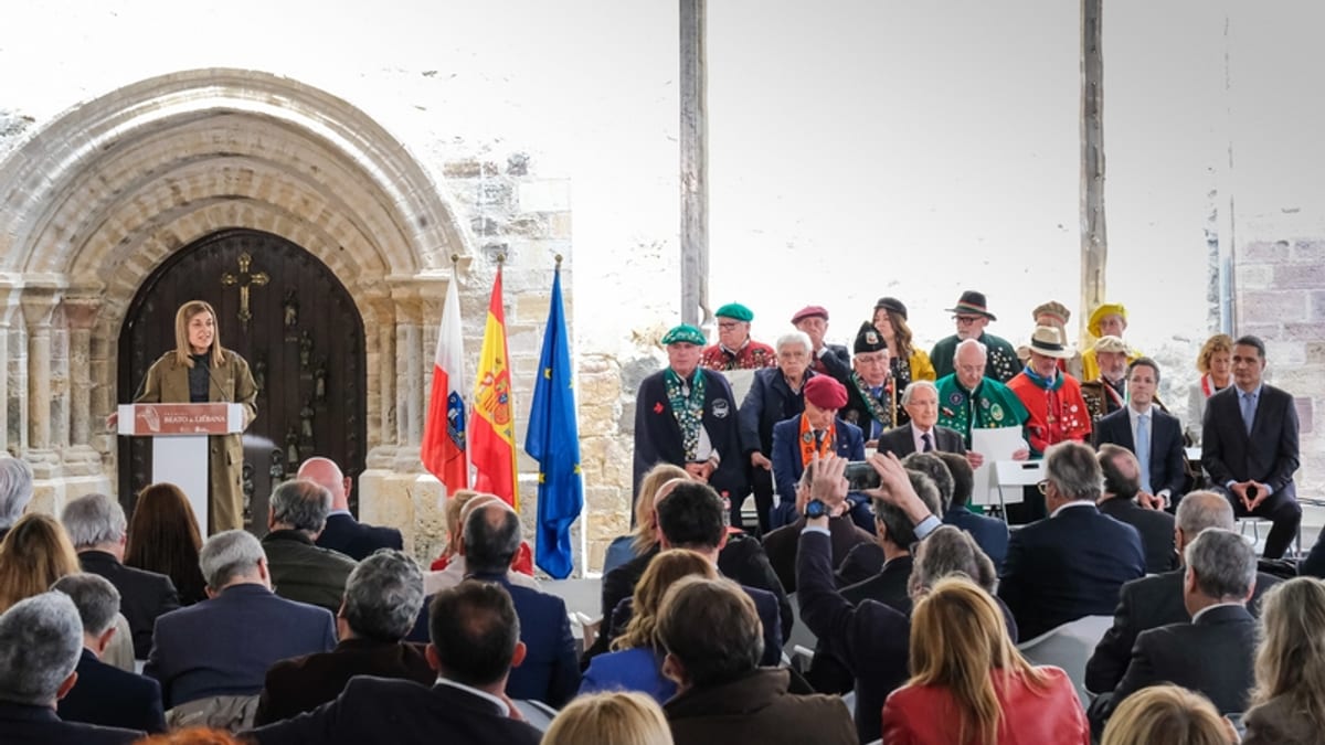Ceremonia oficial de los Premios Beato de Liébana con intervención en podio, banderas de España y Europa, y audiencia formalmente vestida