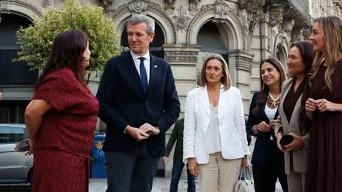 Yanina Hallak, Begoña Vila y representantes de Mulleres Salgadas con sus reconocimientos en los XI Premios Ejecutivas de Galicia