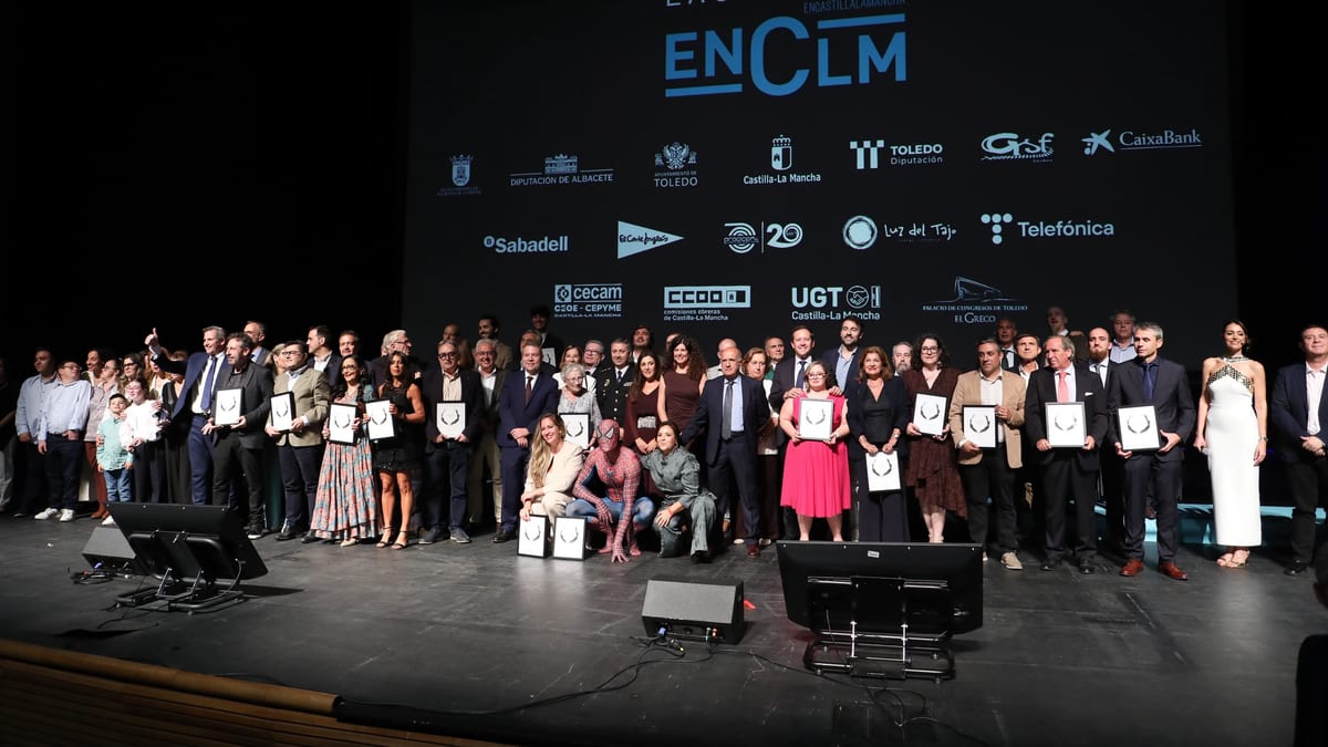 Ceremonia de entrega de los Premios Excelentes de Castilla-La Mancha en Toledo, con logotipos de patrocinadores