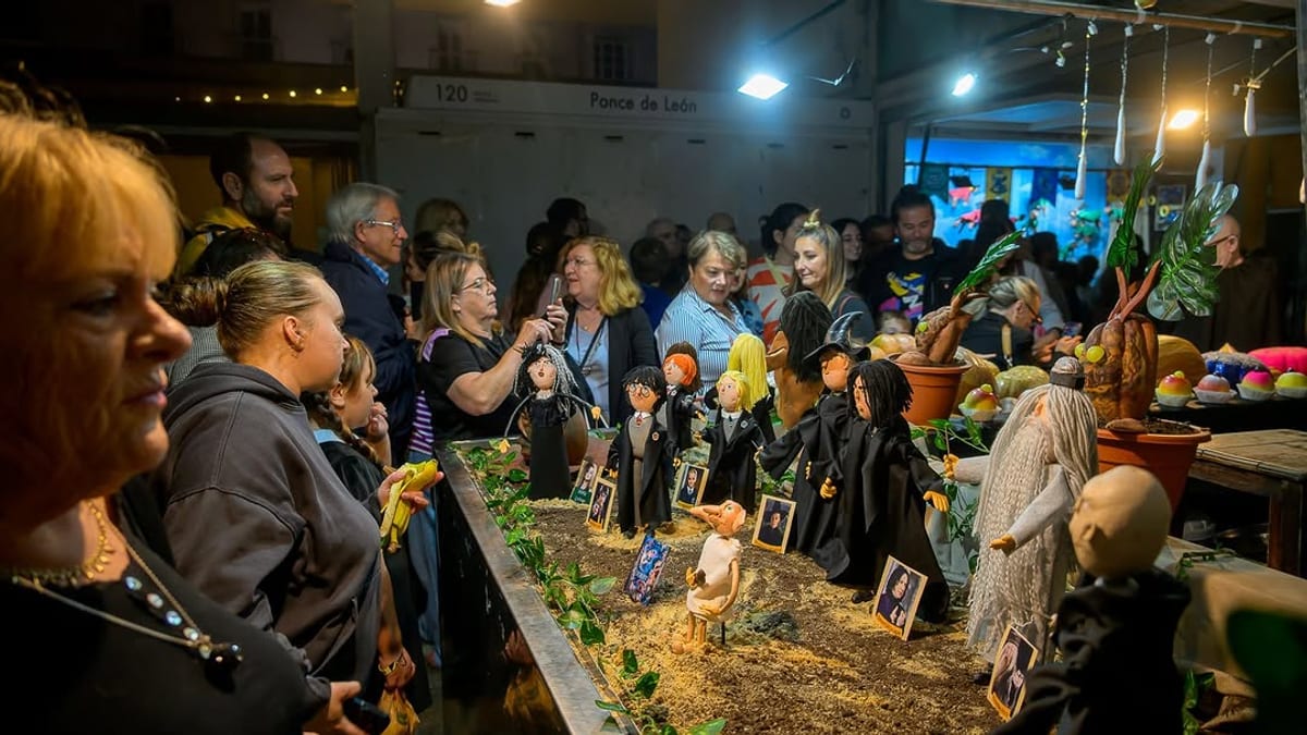 Cartel anunciador de los premios del concurso de exornos de Tosantos 2026 en los mercados municipales de Cádiz