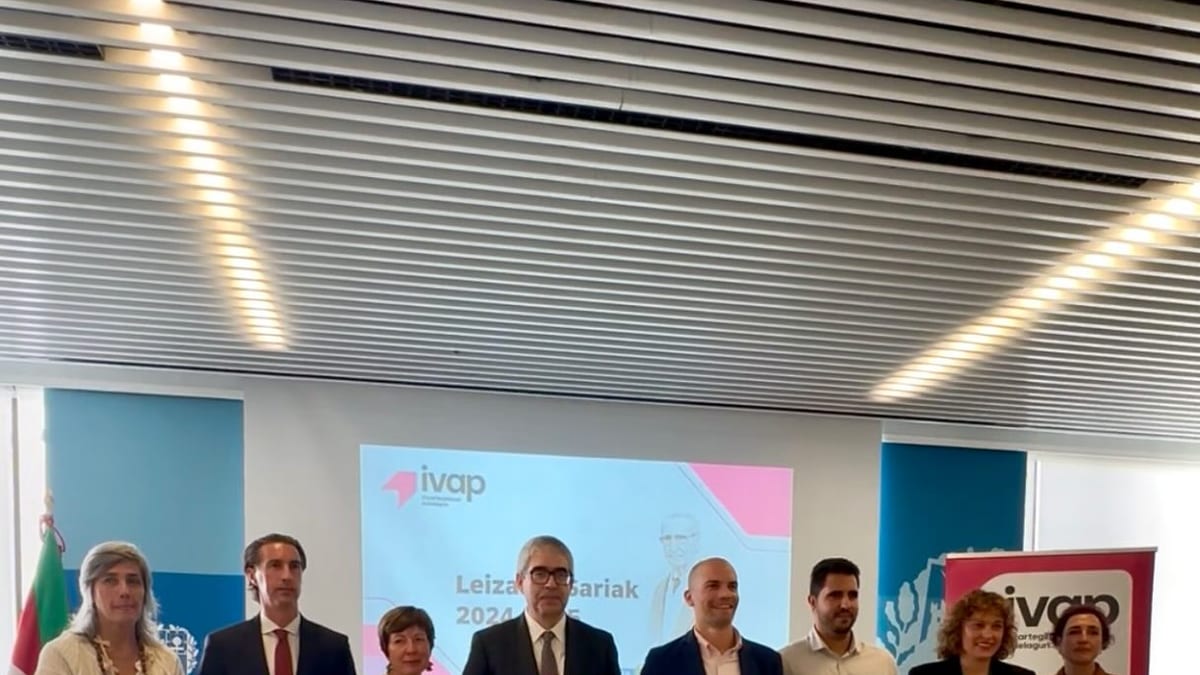 Acto de entrega de los Premios Jesús María Leizaola 2024 y 2025 del Gobierno Vasco con autoridades y premiados
