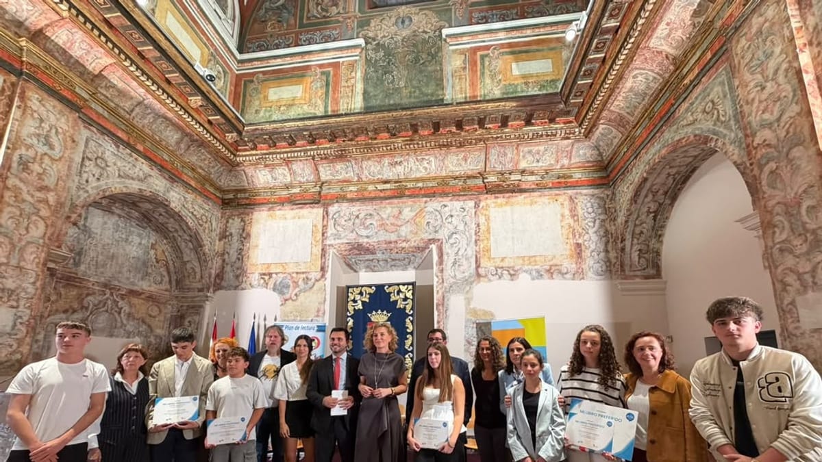 Entrega de los Premios 'Mi libro preferido' de la Junta de Castilla y León en ceremonia formal con participantes sosteniendo certificados