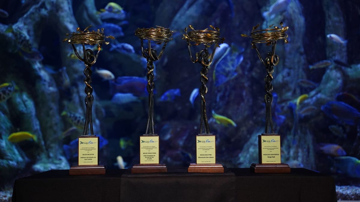 Trofeos de los Premios de RSE y Sostenibilidad 2026 de la Diputación de Sevilla con bases doradas