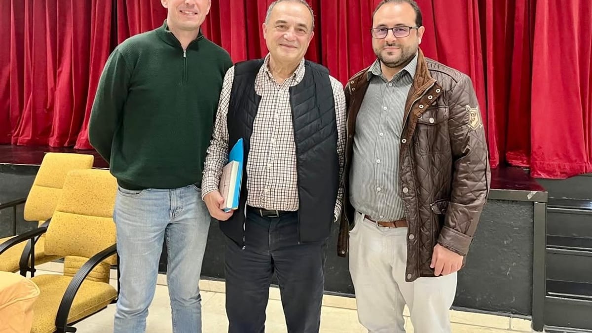 Concejales Juan Guillermo Padilla y Mario Gutiérrez con el periodista Agustín Alfaya en la presentación del libro 'Historia de la prensa de Pinto y del sur de Madrid'