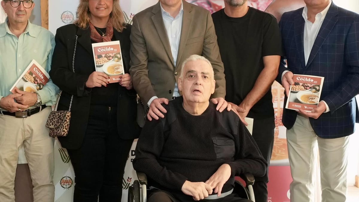 El presidente de la Diputación de Valladolid Conrado Iscar presenta la cuarta Guía del Cocido en el restaurante Buena Brasa de Zaratán