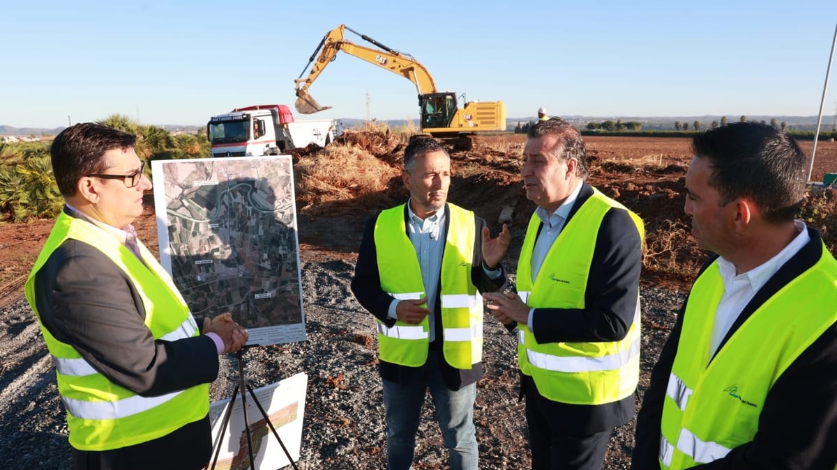 Grupo de operarios en amarillos reflectantes durante la visita a las obras de renovación de la red en alta del Huesna en Tocina-Los Rosales