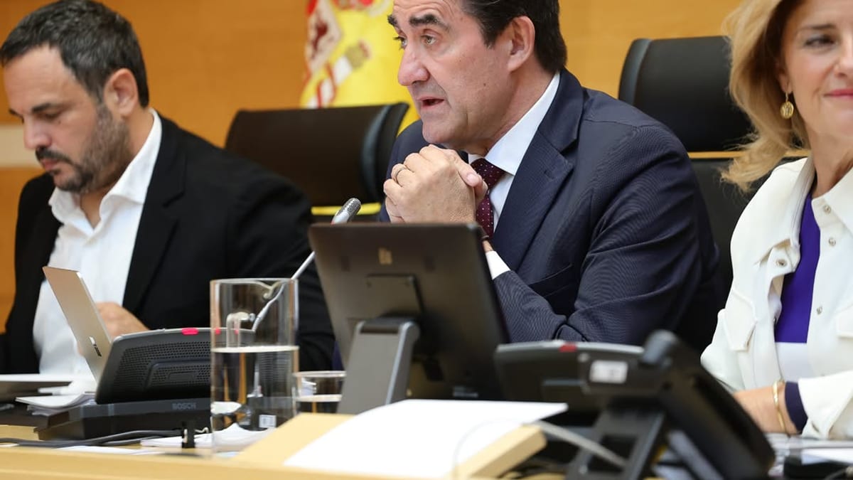 El consejero Juan Carlos Suárez-Quiñones durante su intervención en las Cortes de Castilla y León presentando los presupuestos de 2027