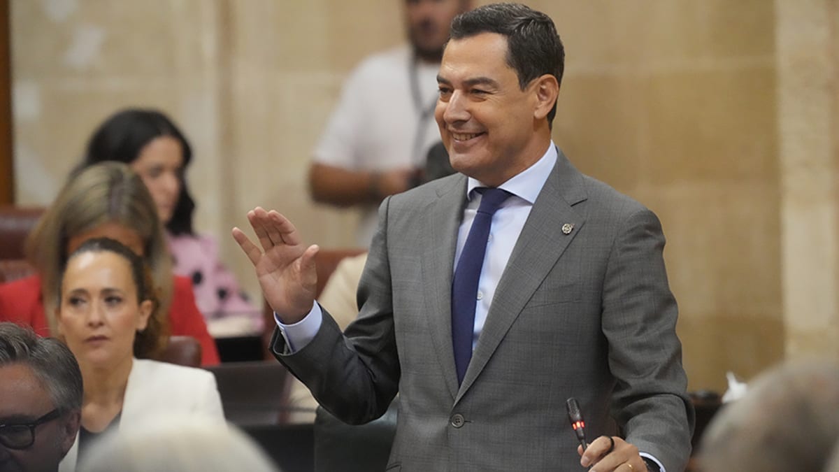 El presidente de la Junta de Andalucía, Juanma Moreno, durante una sesión de control
