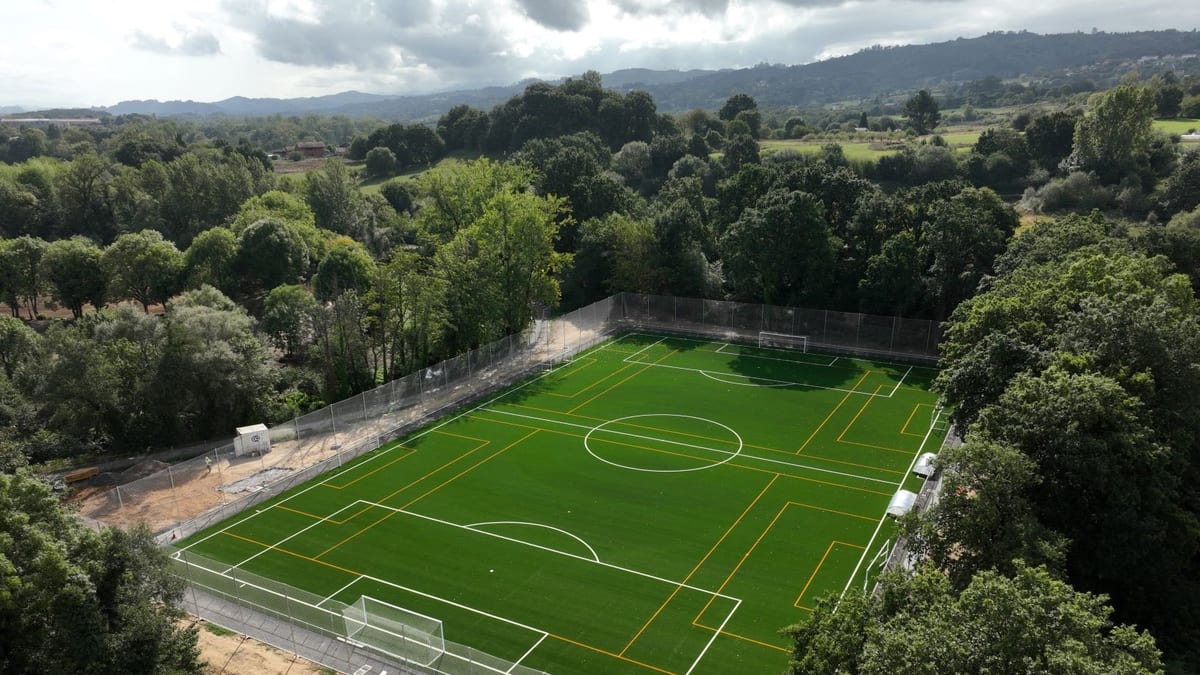 Vista aérea del campo de fútbol de Colloto/Cualloto en Siero, Asturias, con las nuevas instalaciones deportivas completadas