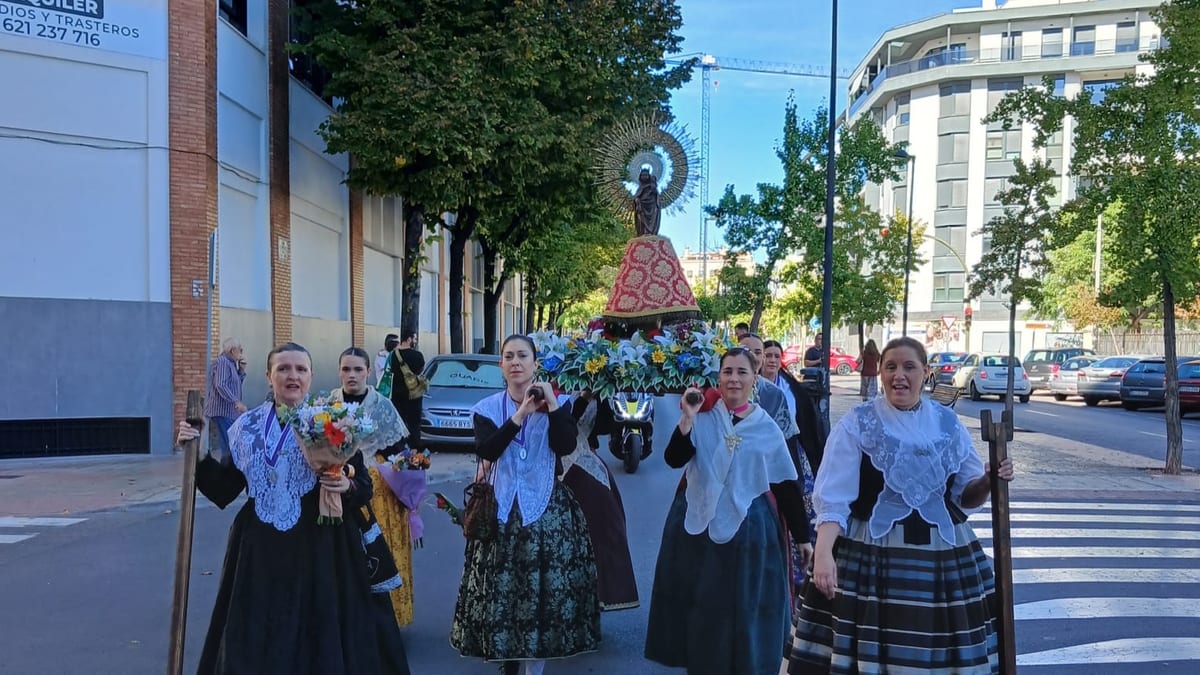 Procesión del Día de la Hispanidad en Castellón recorriendo desde el Centro Aragonés hasta la iglesia de la Trinidad