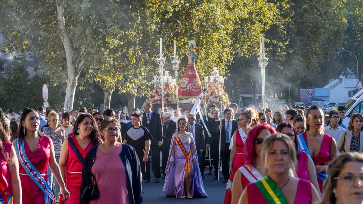 Procesión de la Virgen del Pilar en las calles de La Hispanidad y Verdeluz de Huelva, celebrando sus bodas de oro