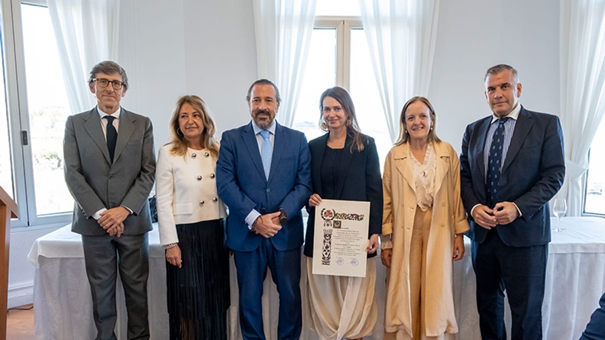 Isabel Urrutia, consejera de Justicia, junto a representantes de procuradores durante la celebración de la festividad del Colegio profesional