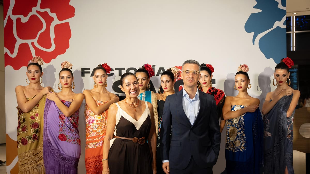 Desfile de mantones en Factoría SIMOF, mostrando la moda flamenca y artesanía de la provincia de Sevilla