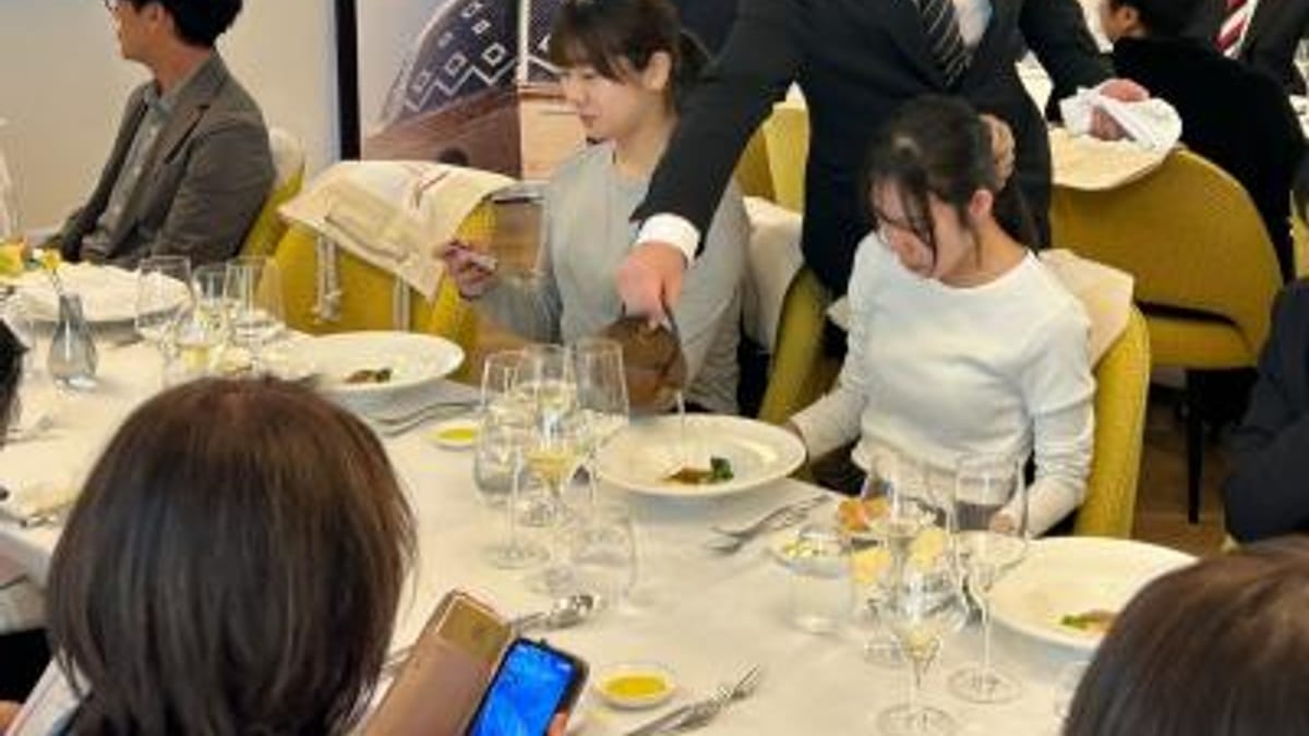 Reunión formal de evento de promoción de productos agroalimentarios valencianos en Japón con participantes alrededor de una mesa con comida y bebidas