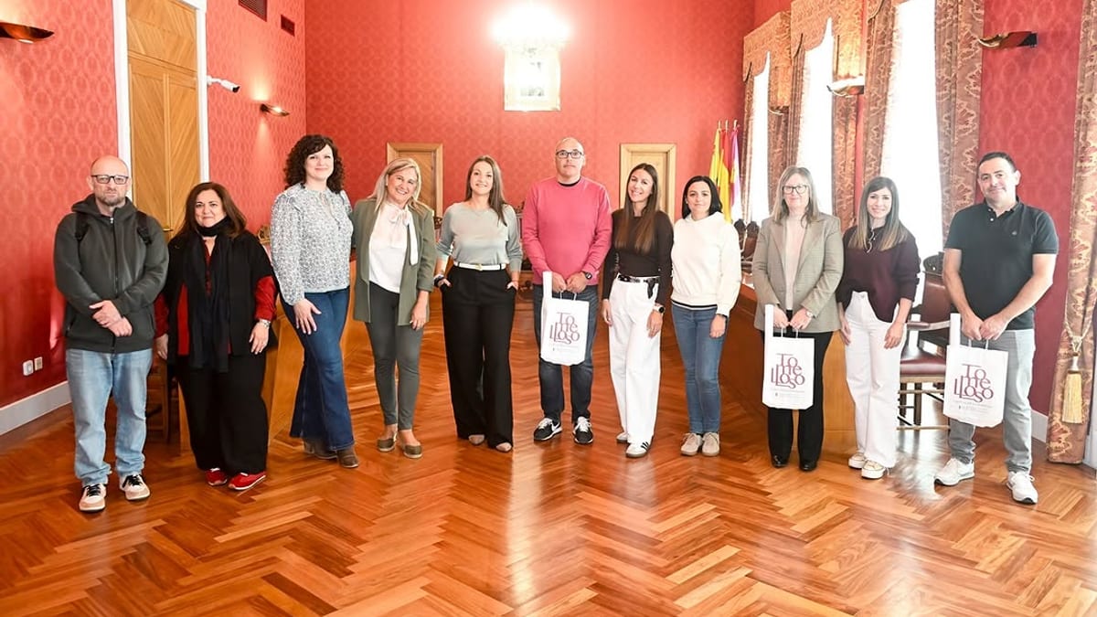 Grupo de profesores posando en el Ayuntamiento de Tomelloso durante la recepción del Proyecto Tres en Raya