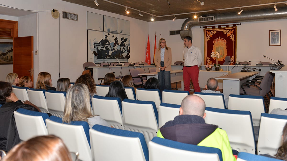 Sesión de presentación del Programa de Activación Profesional en Valdemoro con participantes y organizadores