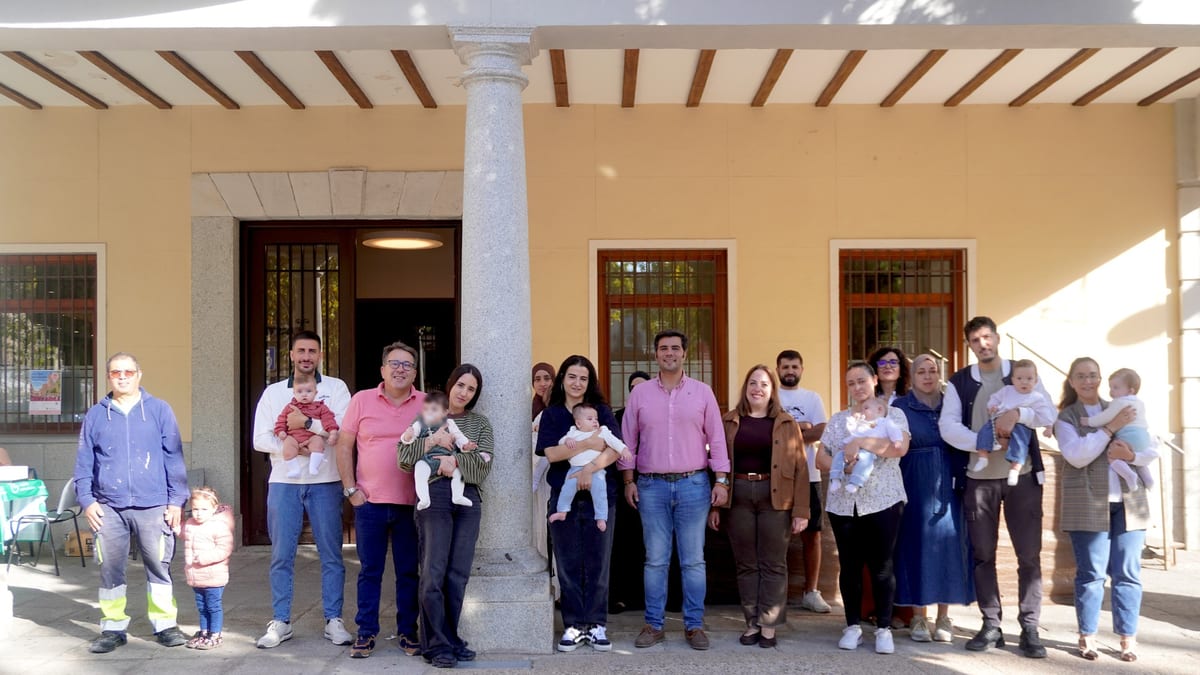 Cartel informativo del Programa de Ayuda a la Natalidad del Ayuntamiento de Torrijos con la cifra de 17 bebés beneficiarios