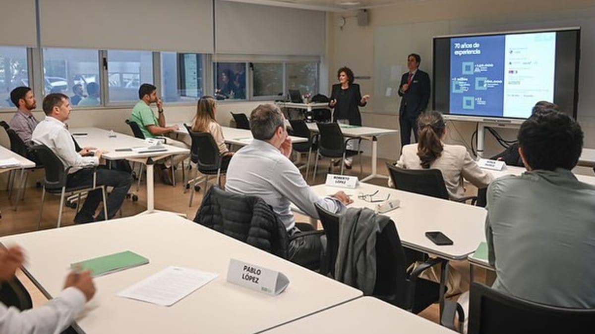 Sala de conferencias con presentación del Programa Ejecutivo en Tecnologías y Mercados de Almacenamiento Energético en Madrid