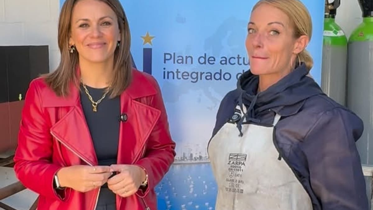 Visita de la teniente de alcalde Beatriz Gandullo al curso de soldadura en las instalaciones de Tecnofor, dentro del programa formativo financiado por la Unión Europea