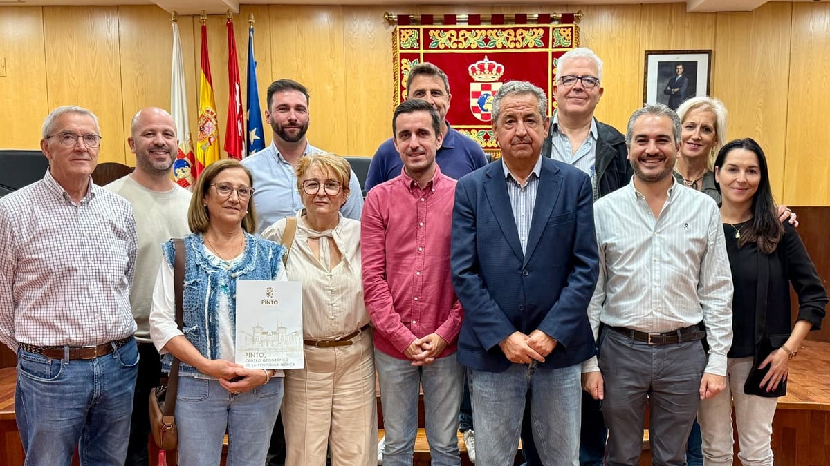 Representantes del Ayuntamiento de Pinto y de la Asociación de Fibromialgia Afectados de Pinto (AFAP) durante la firma del convenio de colaboración