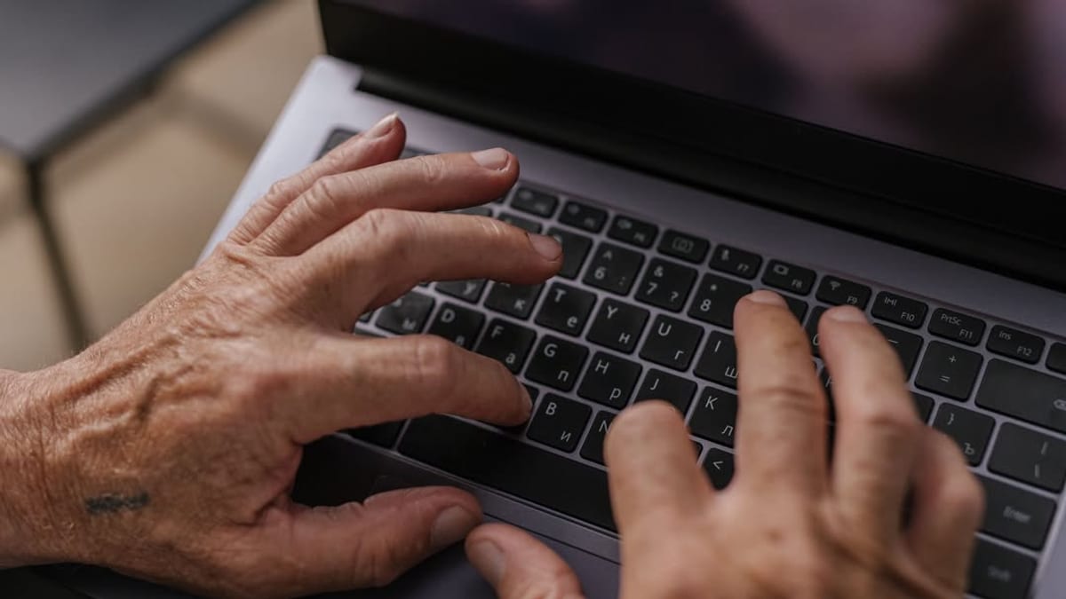 Manos sobre un teclado de laptop para educación digital