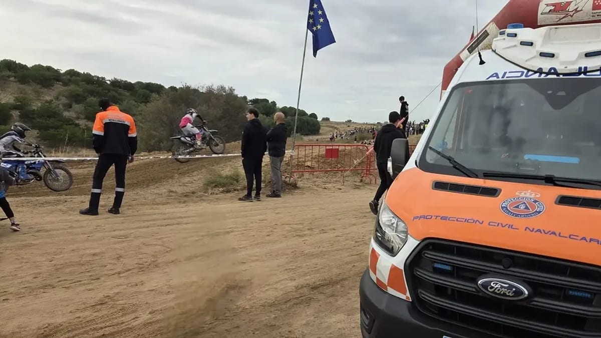Componentes de Protección Civil de Navalcarnero durante actividades de guardia en evento deportivo y feria local