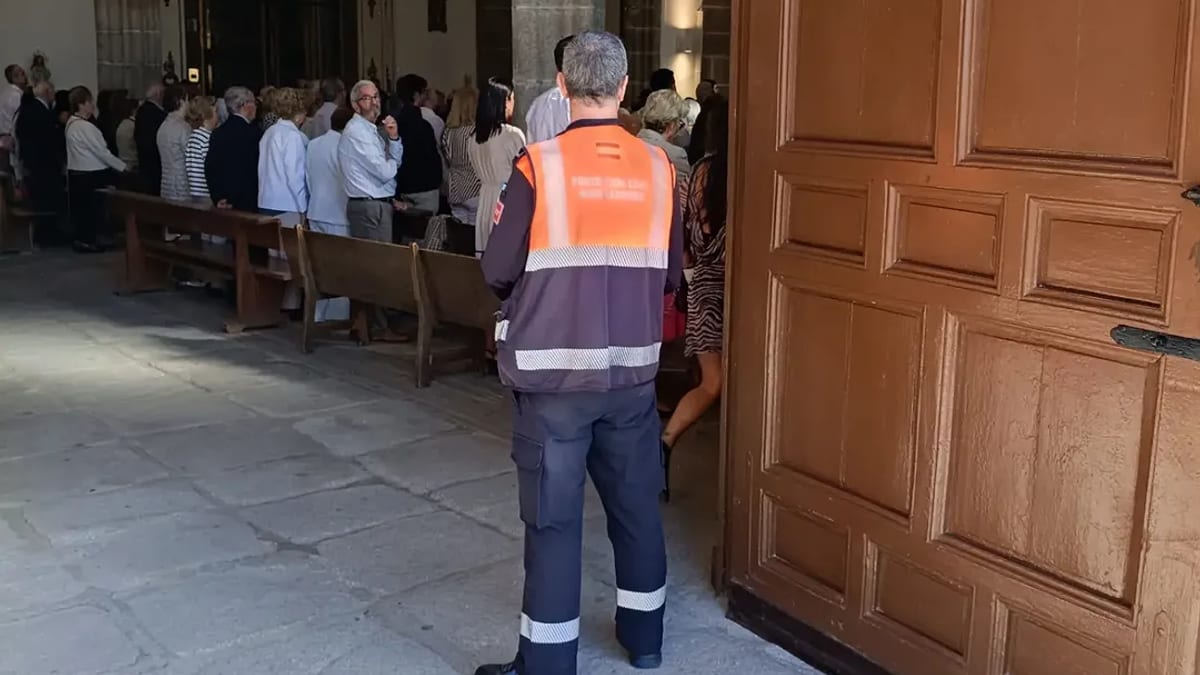 Ambulancia SVB de Protección Civil de Navalcarnero en cobertura de la celebración de la Virgen del Pilar
