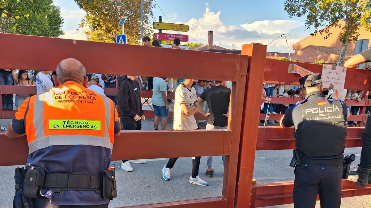 Equipo de Protección Civil y técnicos en emergencias de San Sebastián de los Reyes en los encierros de Villanueva del Pardillo