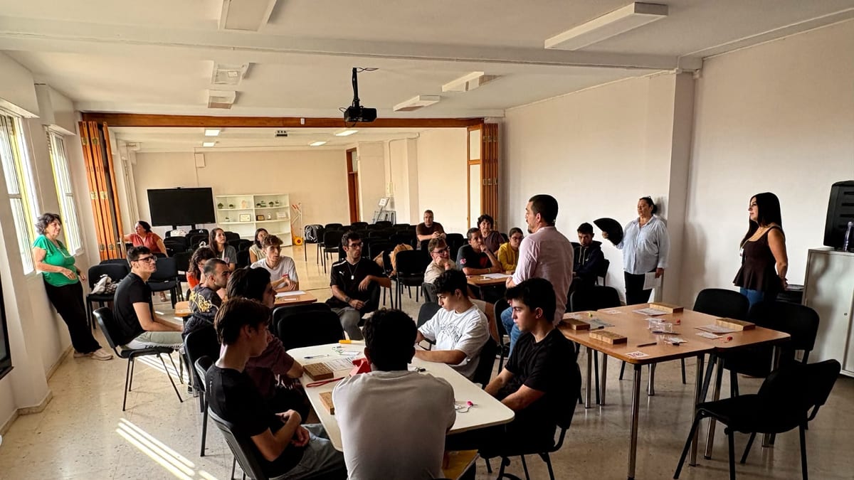 Taller con personas jóvenes en el proyecto piloto del Gobierno de Canarias