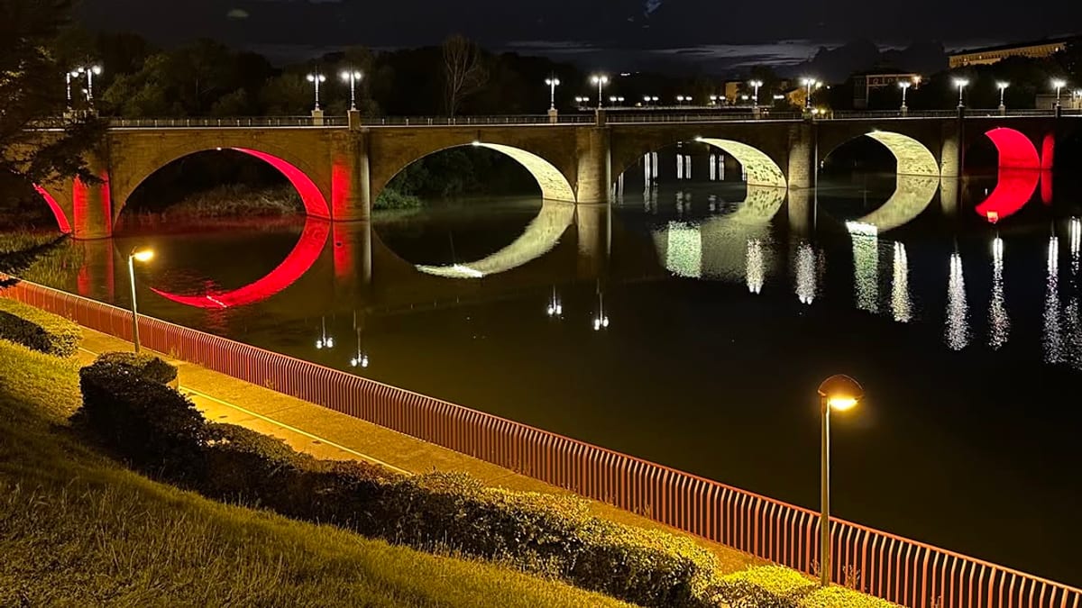 Puente de Piedra y muralla del Revellín de Logroño iluminados con los colores de la bandera de España
