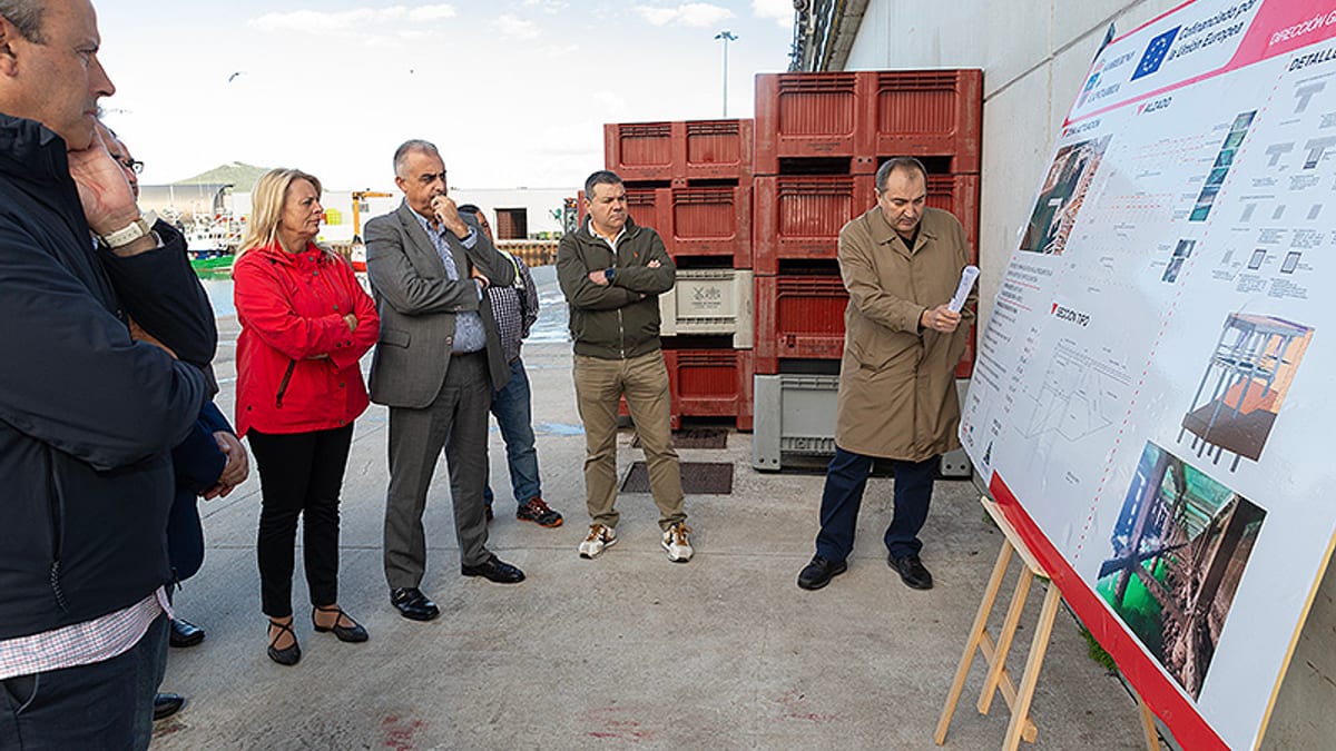 Visita de los consejeros de Fomento y Pesca a las obras de refuerzo del muelle pesquero en la dársena norte del puerto de Santoña