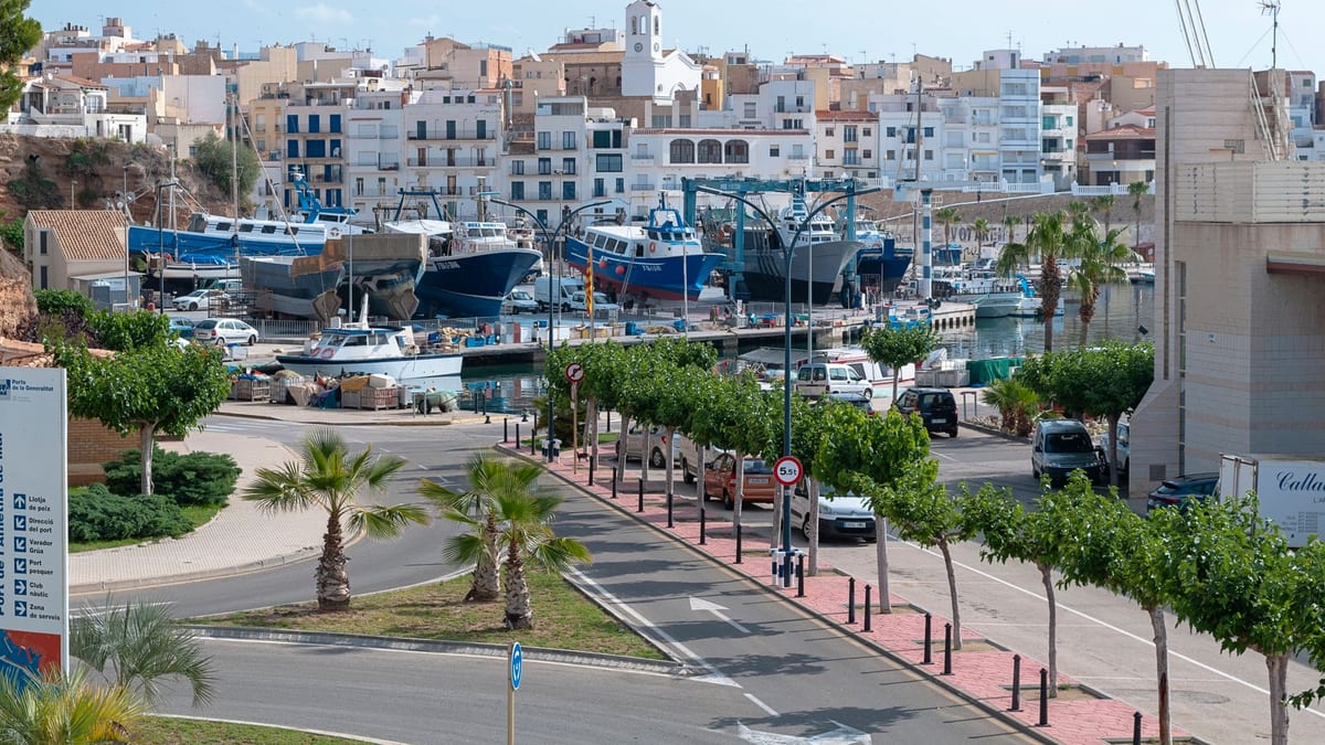 Pérez Llorca recorre las obras de modernización del Puerto de Xàbia con vista del aparcamiento elevado y las instalaciones del Club Náutico