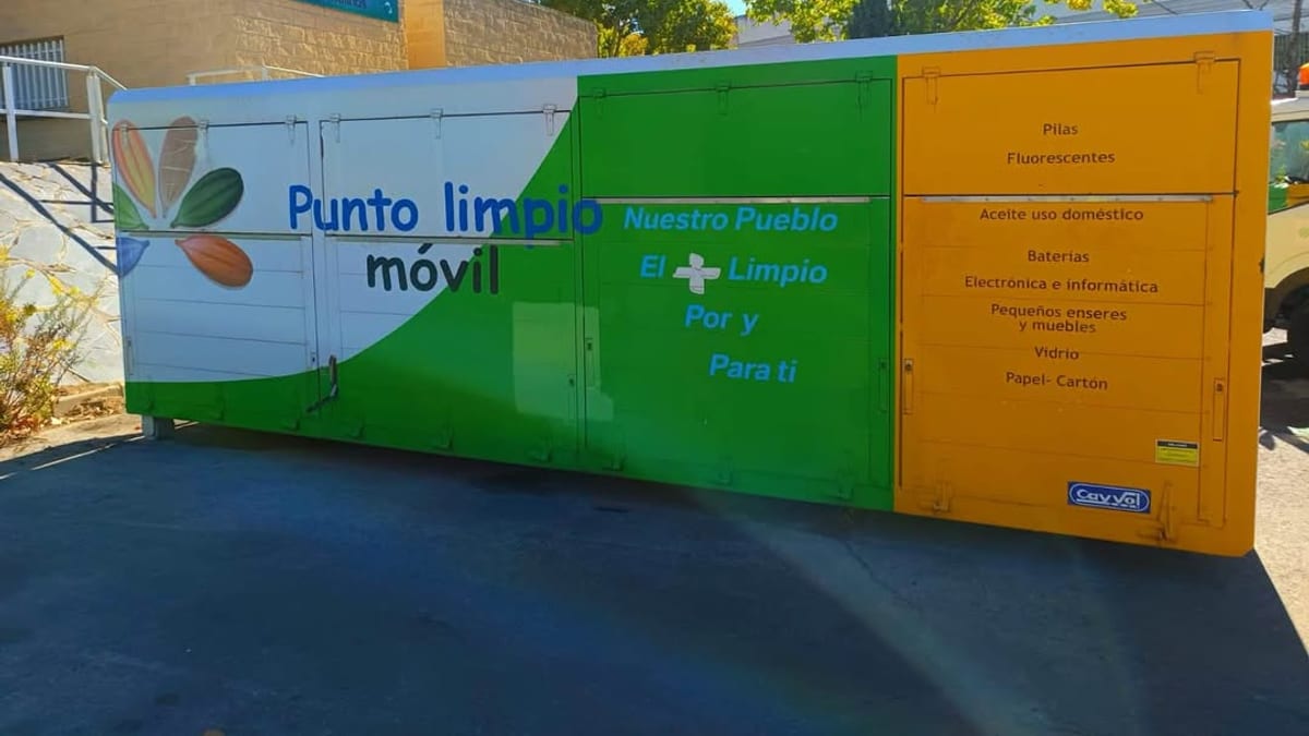Cartel informativo del Punto Limpio Móvil de Arroyomolinos con tipos de residuos aceptados: pilas, fluorescentes, aceite, baterías, electrónica, vidrio y papel-cartón