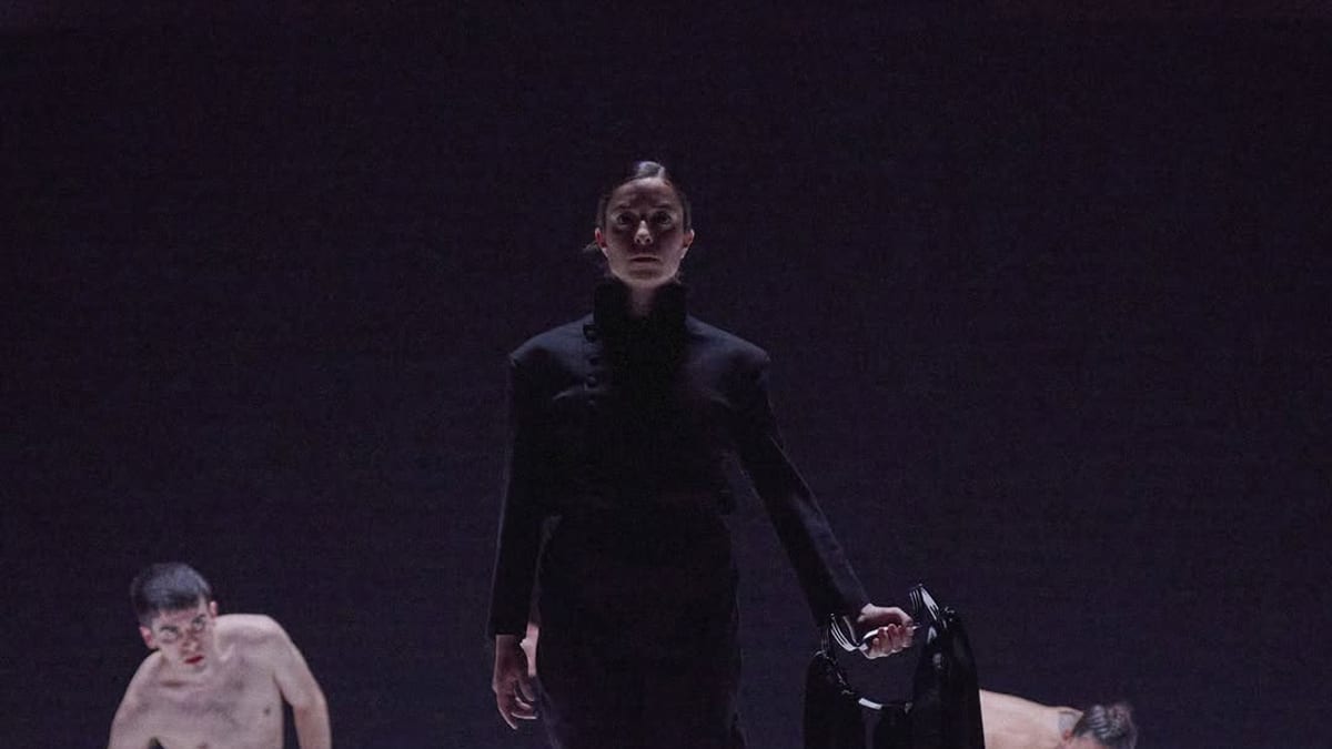 Ester Guntín en escena durante la obra Quiso negro en el Teatro Guiniguada