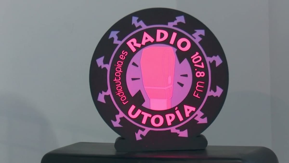 Cartel de la exposición de los 35 años de Radio Utopía FM 98 en El Caserón de San Sebastián de los Reyes